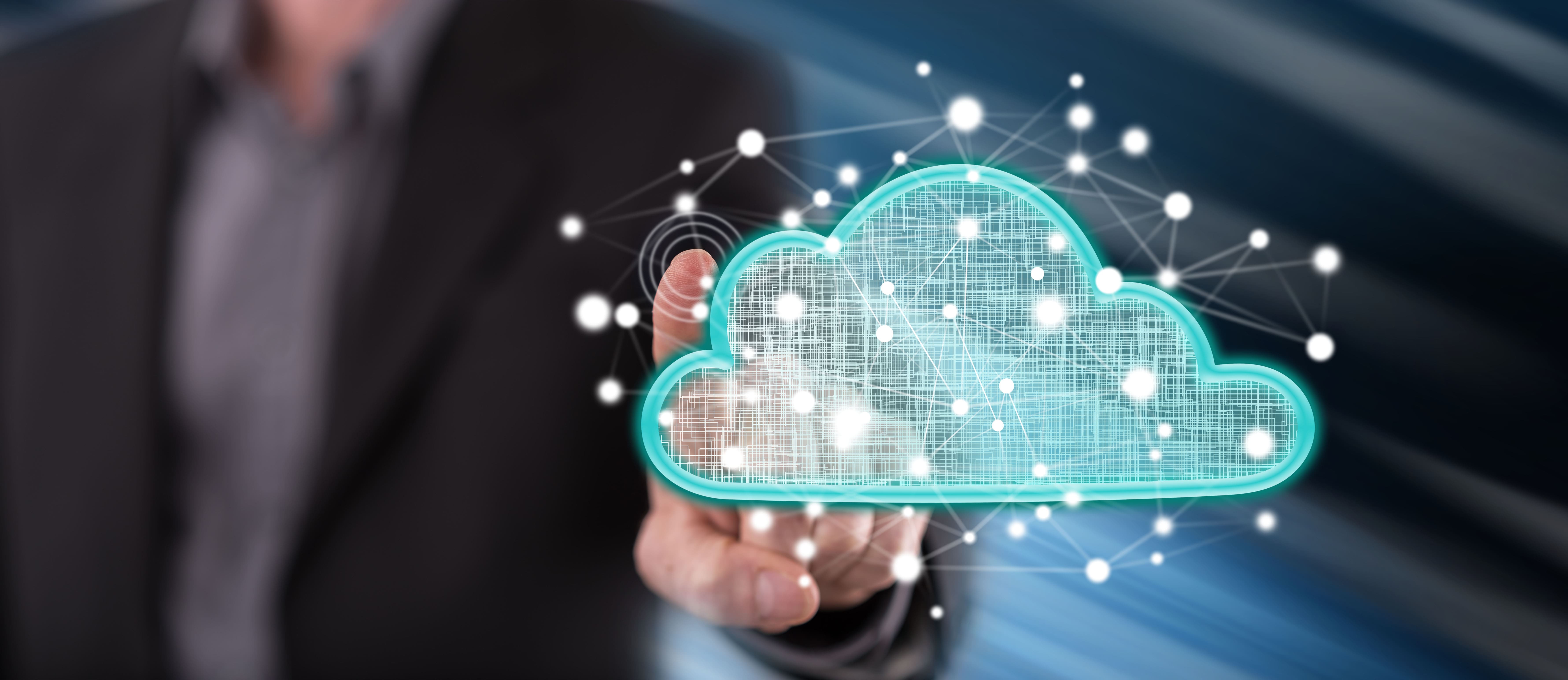 Imprenditore che tocca una nuvola virtuale